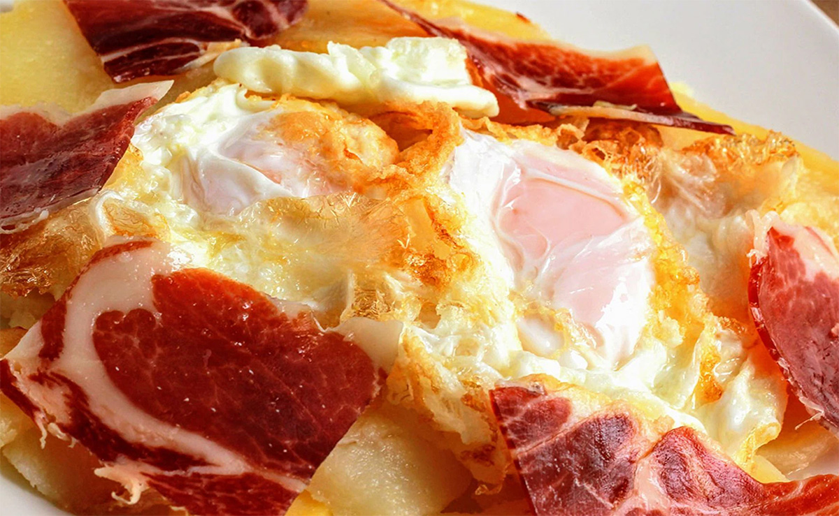 Los huevos rotos con jamón nacieron en el siglo XIX, en un mesón de La Rioja y hoy son uno de los platos emblema de la gastronomía española