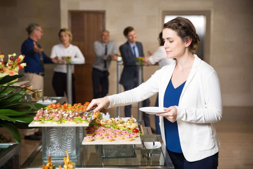 Errores frecuentes al contratar un catering