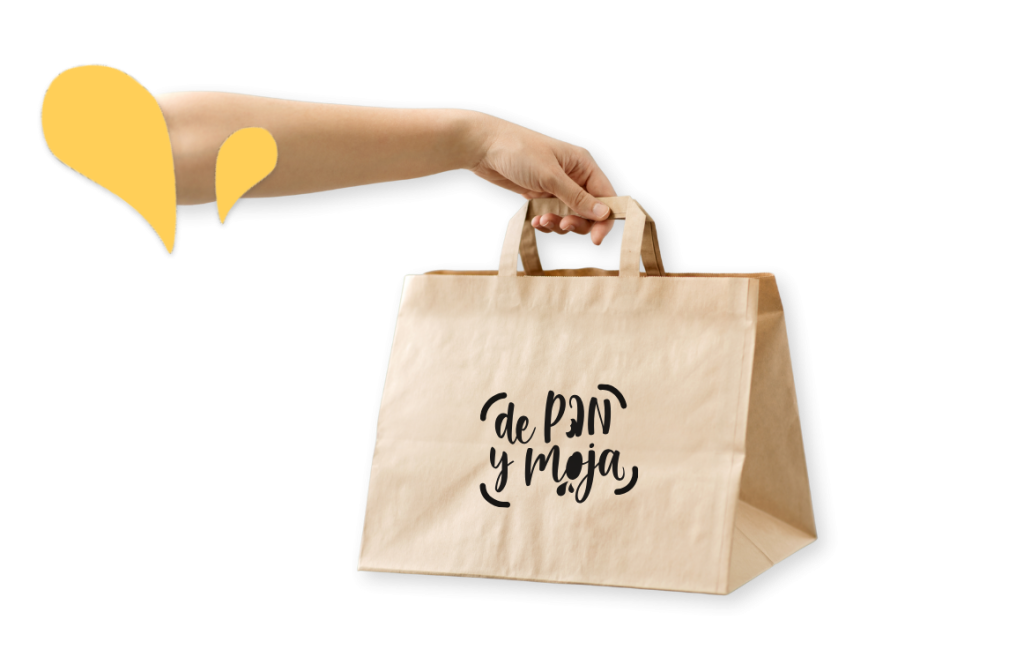 Persona con bolsa de comida casera para llevar