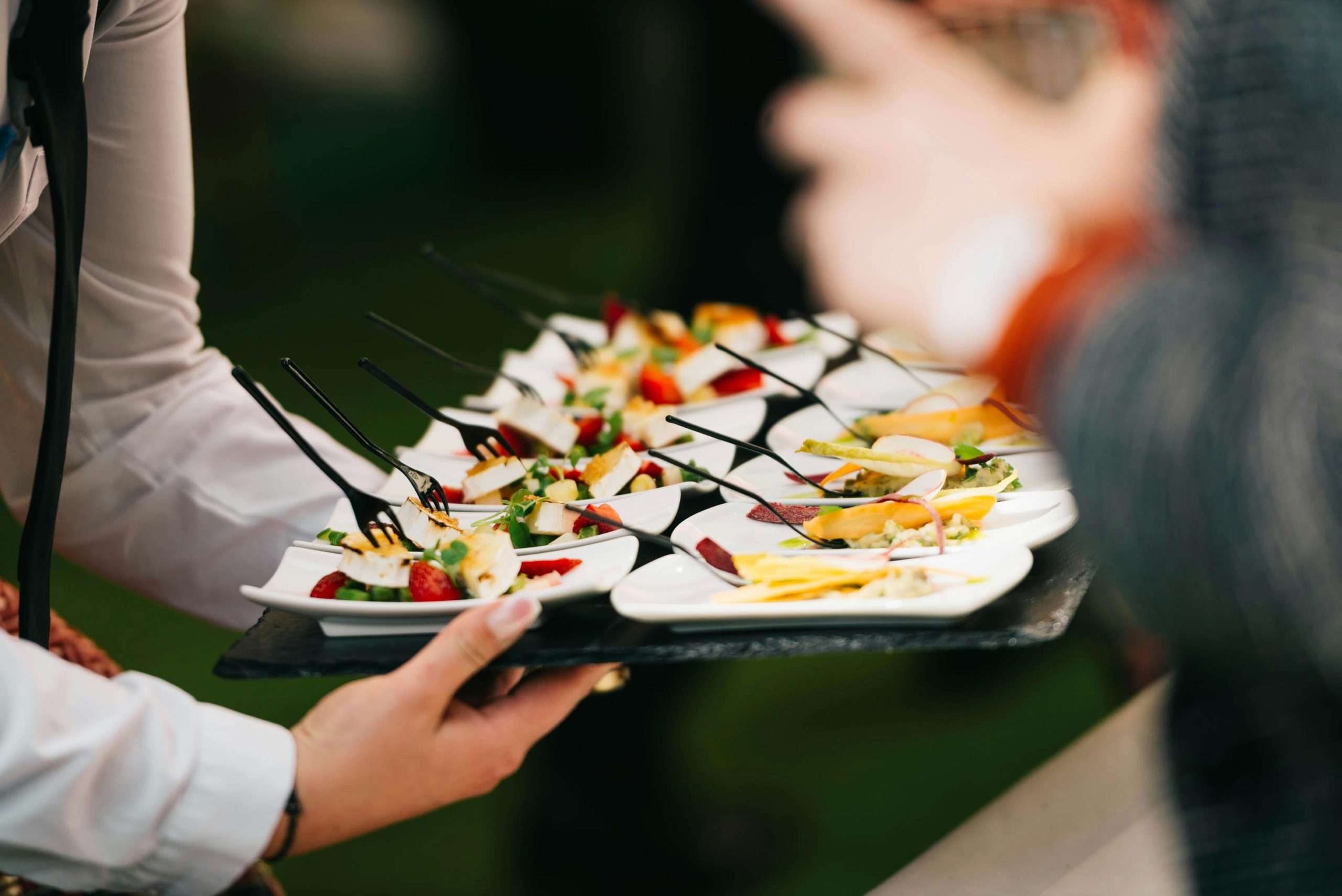 Catering para personas mayores: cómo adaptar la comida a intolerancias y alergias